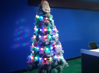 全彩球形灯条圣诞树装饰实景